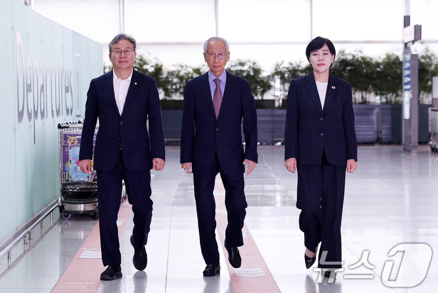 윤여준 EU 특사단장&#40;가운데&#41;과 EU특사단인 전현희·손명수 더불어민주당 의원이 14일 인천국제공항을 통해 벨기에로 출국하고 있다. EU 특사단은 EU 본부가 소재한 벨기에에서 EU 이사회 및 유럽의회 주요 인사들을 만나 &#39;한-EU 전략적 동반자 관계&#39; 강화 방안에 대해 논의할 예정이다. 2025.7.14/뉴스1 ⓒ News1 박지혜 기자