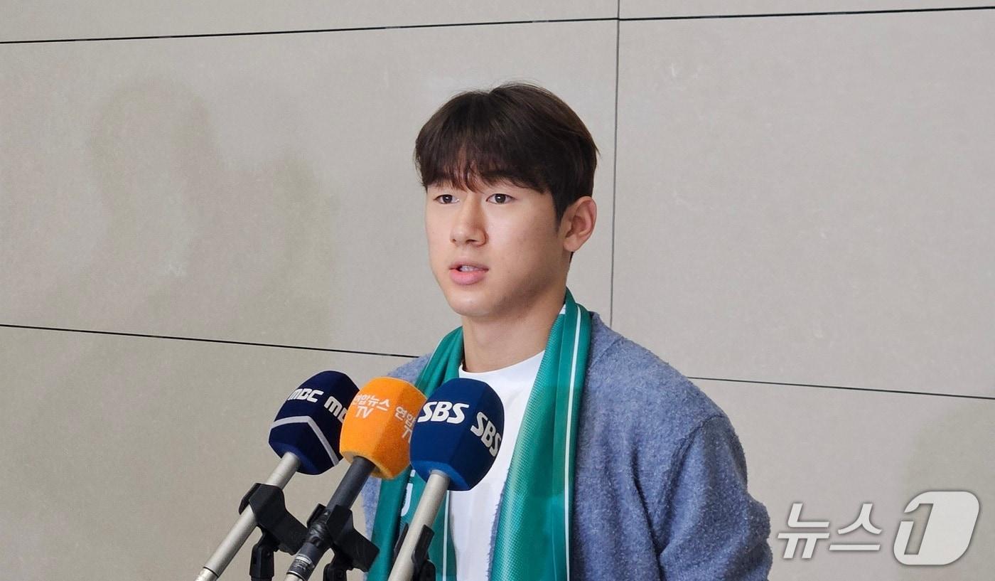 윤도영이 14일 네덜란드로 출국하기 전 인터뷰를 하고 있다. /뉴스1ⓒ 뉴스1 김도용 기자