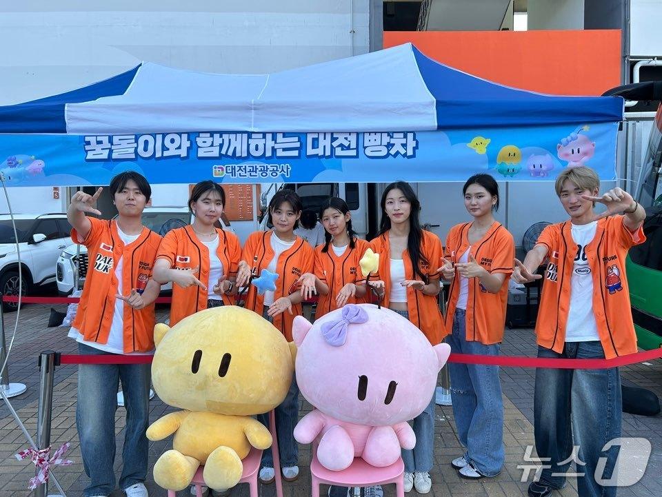 본문 이미지 -  대덕대 K-모델과 학생들이 2025 KBO 올스타전 현장에서 대전0시축제 붐업을 위한 행사에 참여했다. (대덕대 제공.재판매 및 DB금지)/뉴스1