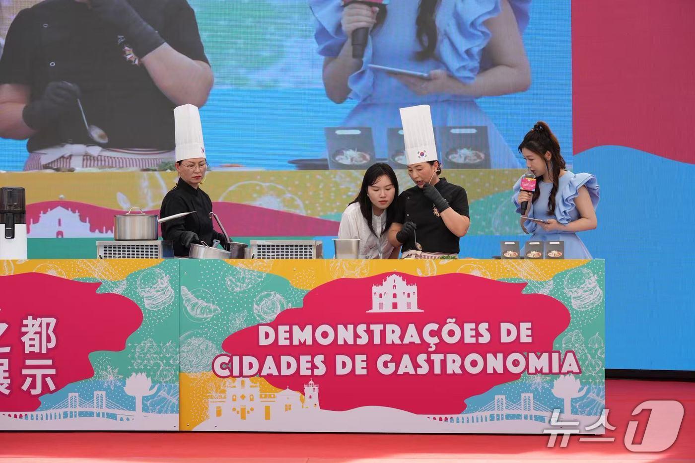 지난 13일 마카오 피셔맨스 워프&#40;Fisherman’s Wharf&#41;에서 열린 ‘2025 마카오 세계 미식 축제’에서 강릉의 대표 음식인 순두부 전골을 주제로 한 첫 번째 쇼케이스가 진행되고 있다.&#40;강릉시 제공, 재판매 및 DB 금지&#41; 2025.7.14/뉴스1