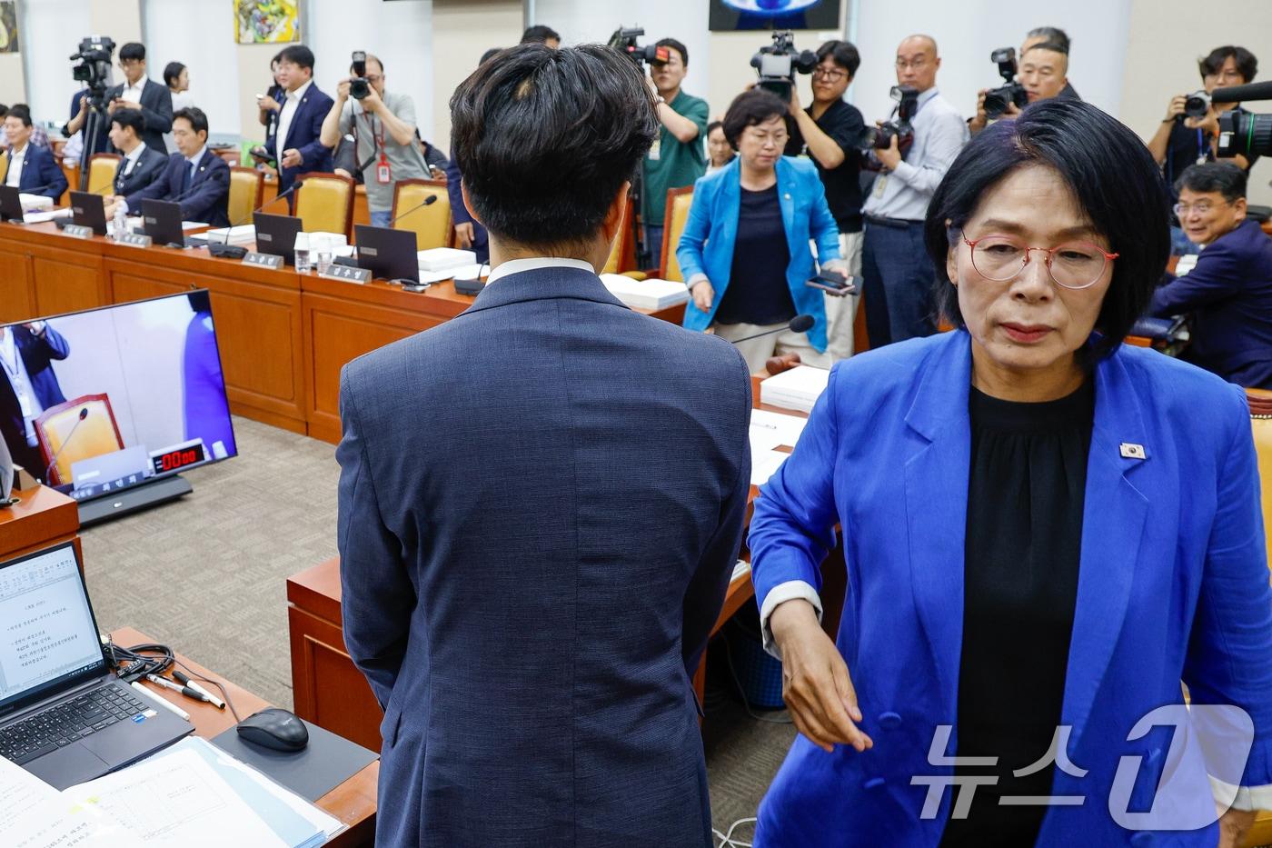 14일 오전 서울 여의도 국회 과학기술정보방송통신위원회에서 열린 배경훈 과학기술정보통신부 장관 후보자 인사청문회에서 최민희 위원장이 국민의힘 &#39;최민희 독재 OUT 이재명은 협치하라&#39; 피켓에 산회를 선포한 뒤 퇴장하고 있다. 2025.7.14/뉴스1 ⓒ News1 안은나 기자