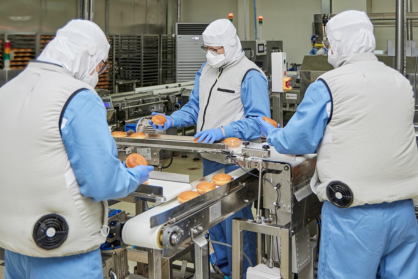 던킨 안양공장 직원들이 온열 질환 예방을 위해 마련된 냉풍조끼를 입고 작업하는 모습.(SPC그룹 제공)