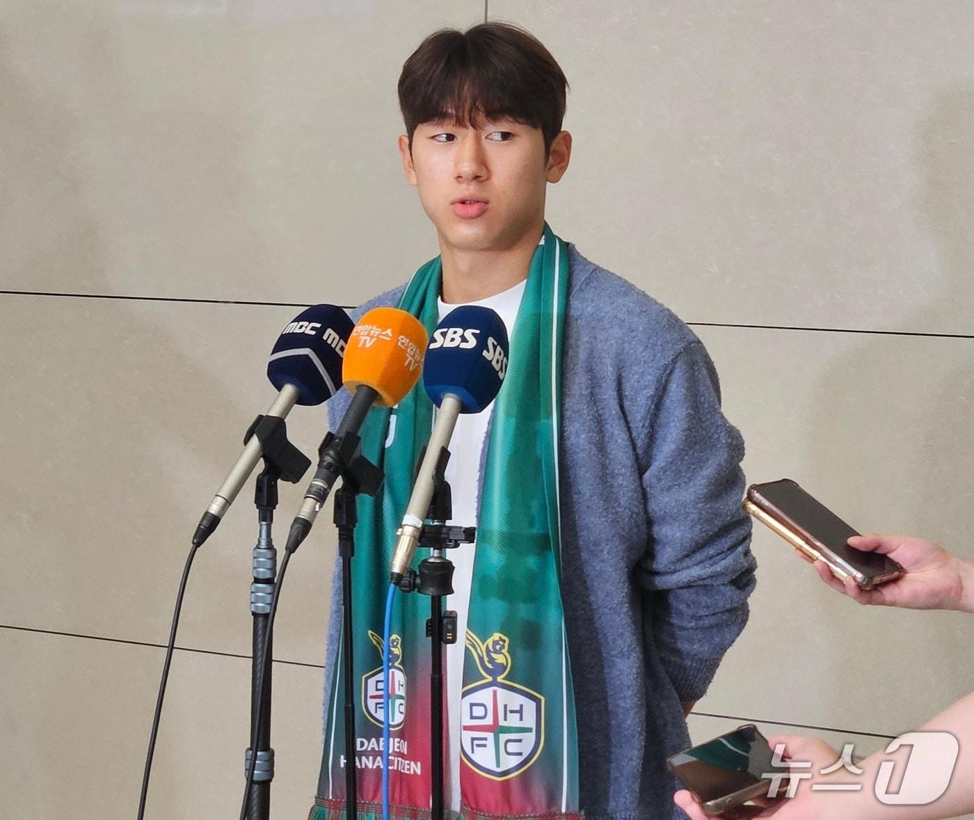 본문 이미지 - 윤도영이 14일 네덜란드로 출국하기 전 인터뷰를 하고 있다. /뉴스1ⓒ 뉴스1 김도용 기자