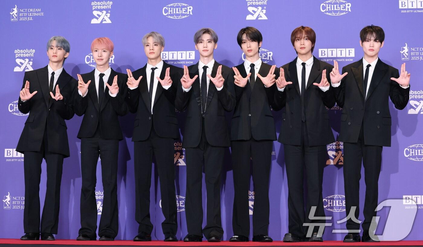 그룹 NCT DREAM(엔시티 드림, NCT 드림) 마크(왼쪽부터)와 런쥔, 제노, 재민, 지성, 해찬, 천러가 14일 오전 서울 송파구 롯데시네마 월드타워에서 가진 정규 5집 ‘Go Back To The Future’(고 백 투 더 퓨처) 발매 기념 제작 발표회에서 포즈를 취하고 있다. 2025.7.14/뉴스1 ⓒ News1 권현진 기자