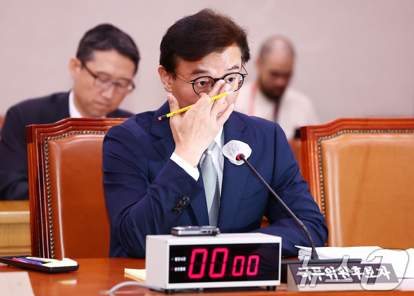 본문 이미지 - 전재수 해양수산부 장관 후보자가 14일 오전 서울 여의도 국회 농림축산식품해양수산위원회에서 열린 해양수산부 장관 후보자 인사청문회에 출석, 안경을 고쳐쓰고 있다. 2025.7.14/뉴스1 ⓒ News1 김민지 기자