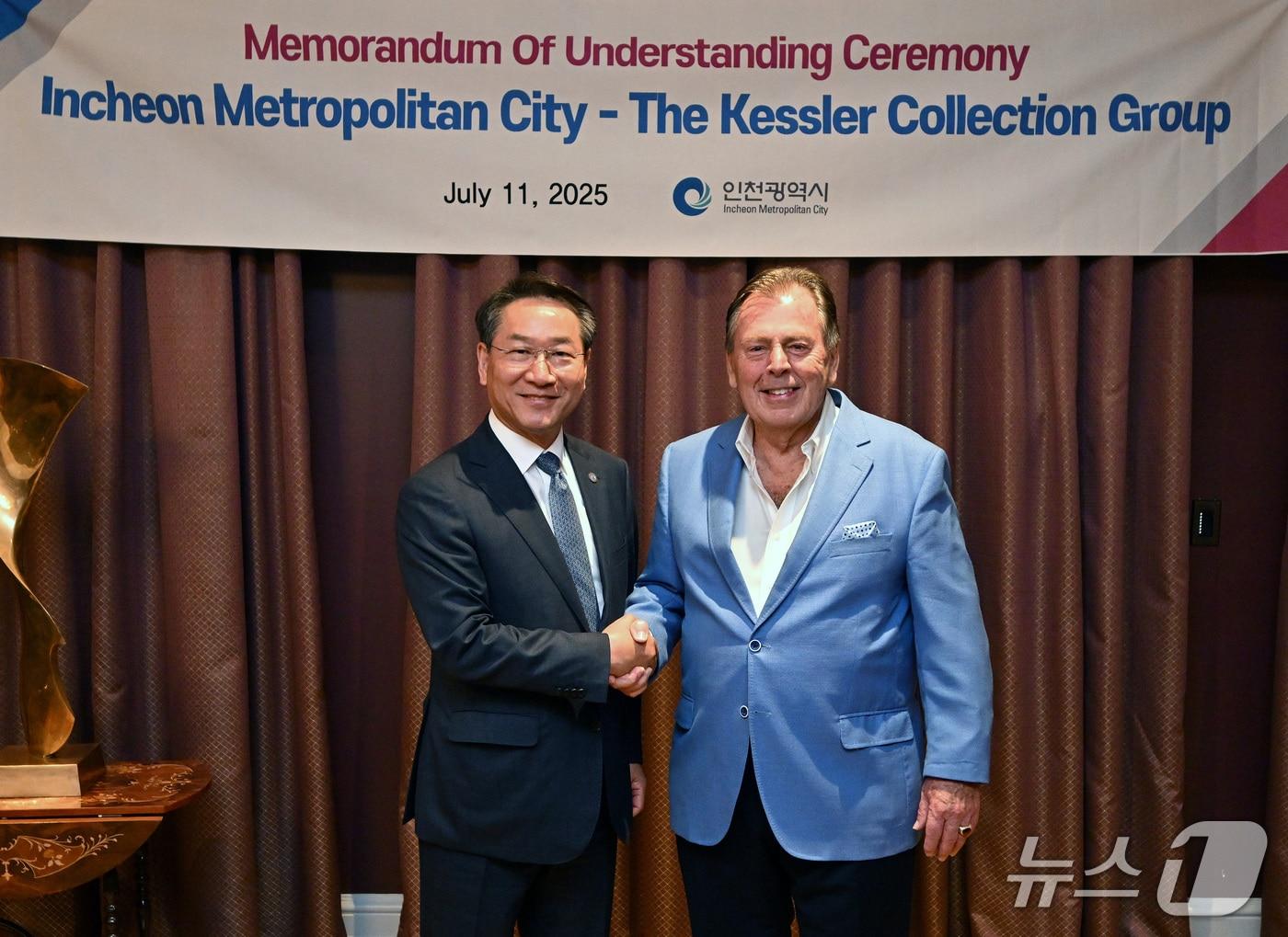 본문 이미지 - 유정복 인천시장이 11일(현지시간) 미국 조지아주 서배너 암스트롱 맨션(Armstrong Mansion)에서 리차드 케슬러(Richard Kessler) 케슬러그룹 회장과 상호 협력 양해각서를 체결하고 있다.(인천시 제공 제공, 재판매 및 DB 금지) / 뉴스1