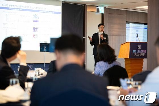 본문 이미지 - 박상훈 일리미스테라퓨틱스 대표가 지난해 서울 중구 롯데호텔에서 열린 제21회 바이오 리더스 클럽에서 '알츠하이머 정복 나선 K바이오'를 주제로 기업발표를 하고 있다./뉴스1 유승관 기자