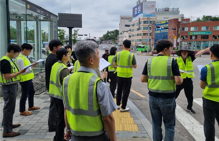 본문 이미지 - 한국교통안전공단 교통사고 위험지역 합동점검 모습.&#40;한국교통안전공단 제공&#41;