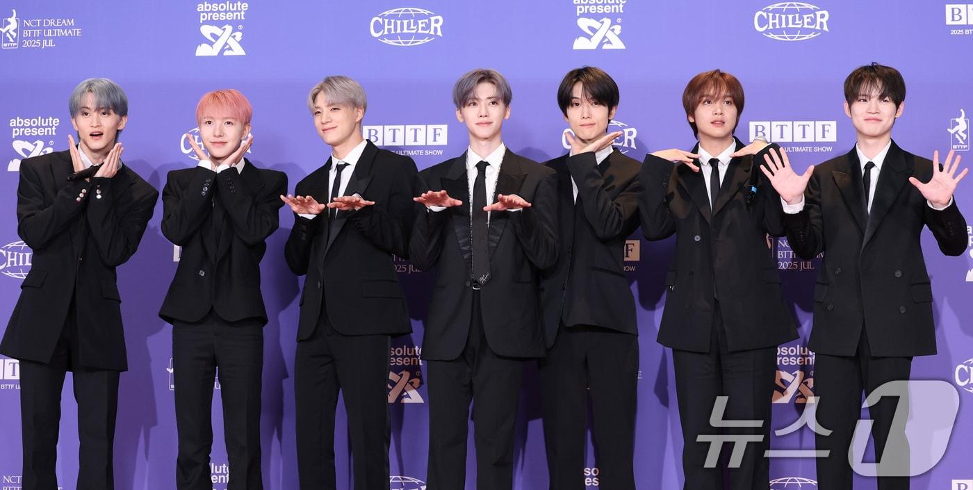 그룹 NCT DREAM(엔시티 드림, NCT 드림) 마크(왼쪽부터)와 런쥔, 제노, 재민, 지성, 해찬, 천러가 14일 오전 서울 송파구 롯데시네마 월드타워에서 가진 정규 5집 ‘Go Back To The Future’(고 백 투 더 퓨처) 발매 기념 제작 발표회에서 포즈를 취하고 있다. 2025.7.14/뉴스1 ⓒ News1 권현진 기자