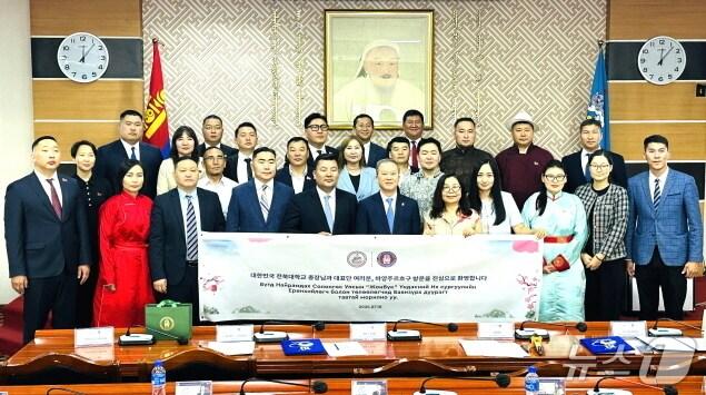 본문 이미지 - 전북대가 지난 10일 몽골 바얀주르흐구와 합의각서를 체결하고, 유학생 1000명 유치의 적극 노력하기로 했다.(전북대 제공, 재판매 및 DB 금지)/뉴스1