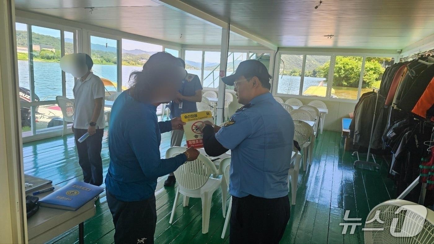  평택해양경찰서 경찰관이 안전수칙을 설명하고 있다.(평택해경 제공)