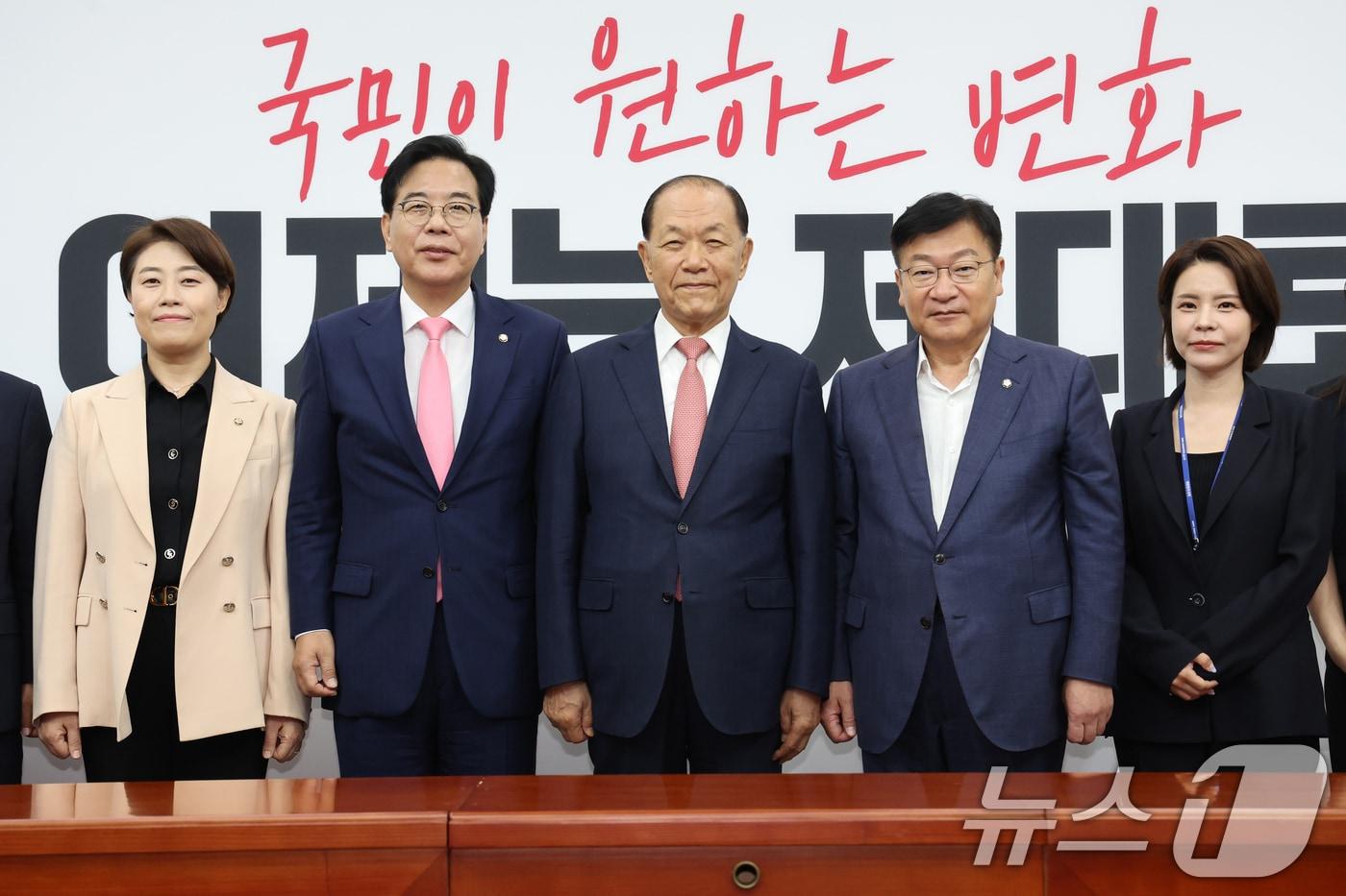 송언석 국민의힘 비상대책위원장 겸 원내대표가 지난 14일 오전 서울 여의도 국회에서 열린 당 대표 및 최고위원 선출 선거관리위원회 위촉장 수여식에서 황우여 선관위원장 등 선관위원들과 기념촬영을 하고 있다. (국민의힘 제공) 2025.7.14/뉴스1