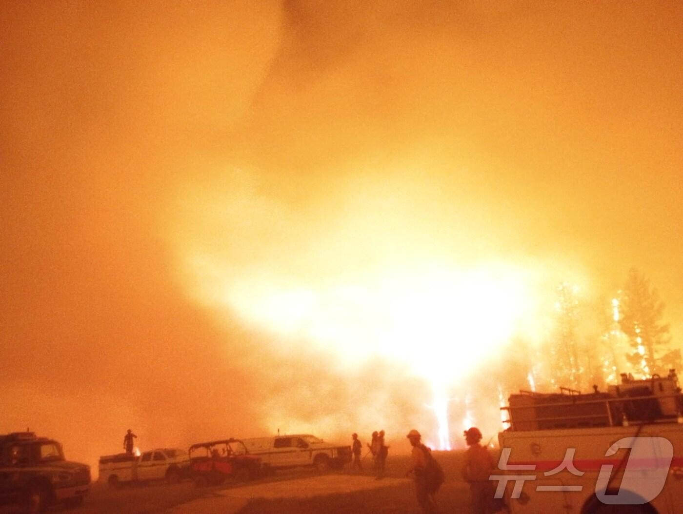 본문 이미지 - 13일(현지시간) 미국 애리조나주 그랜드 캐니언에서 발생한 '드래건 브라보' 산불 현장에 소방대원들이 배치돼 있다. (미 국립공원관리청 제공) 2025.07.13. ⓒ 로이터=뉴스1 ⓒ News1 윤다정 기자