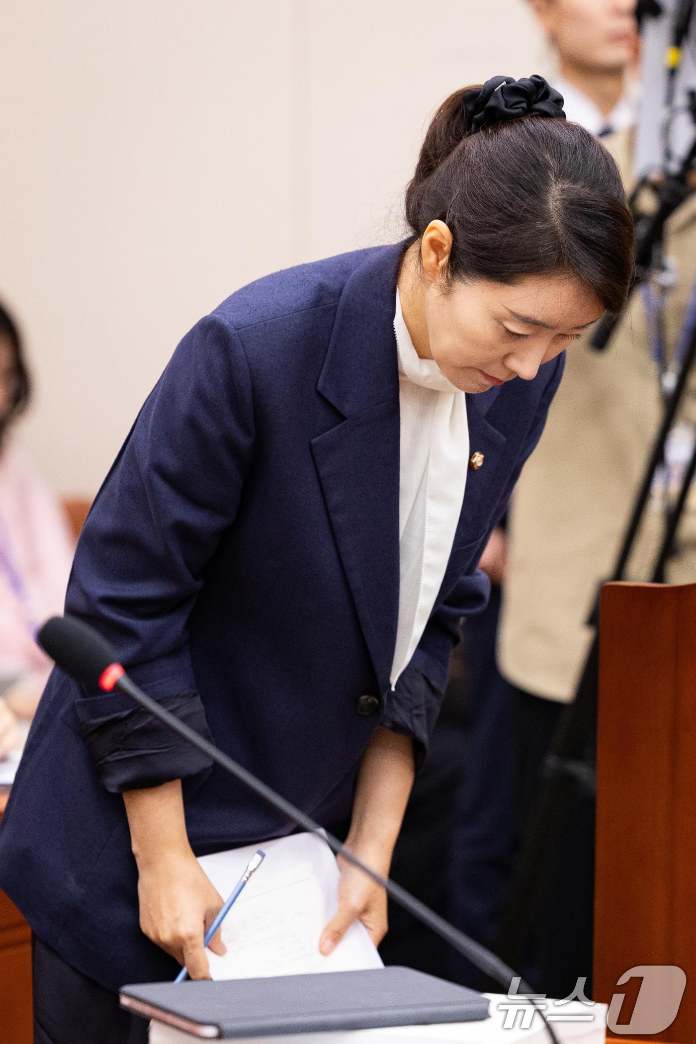 본문 이미지 - 2025년 7월 14일 강선우 여성가족부 장관 후보자가 서울 여의도 국회에서 열린 인사청문회에 출석해 모두 발언 후 고개 숙여 인사하고 있다. 2025.7.14/뉴스1 ⓒ News1 유승관 기자