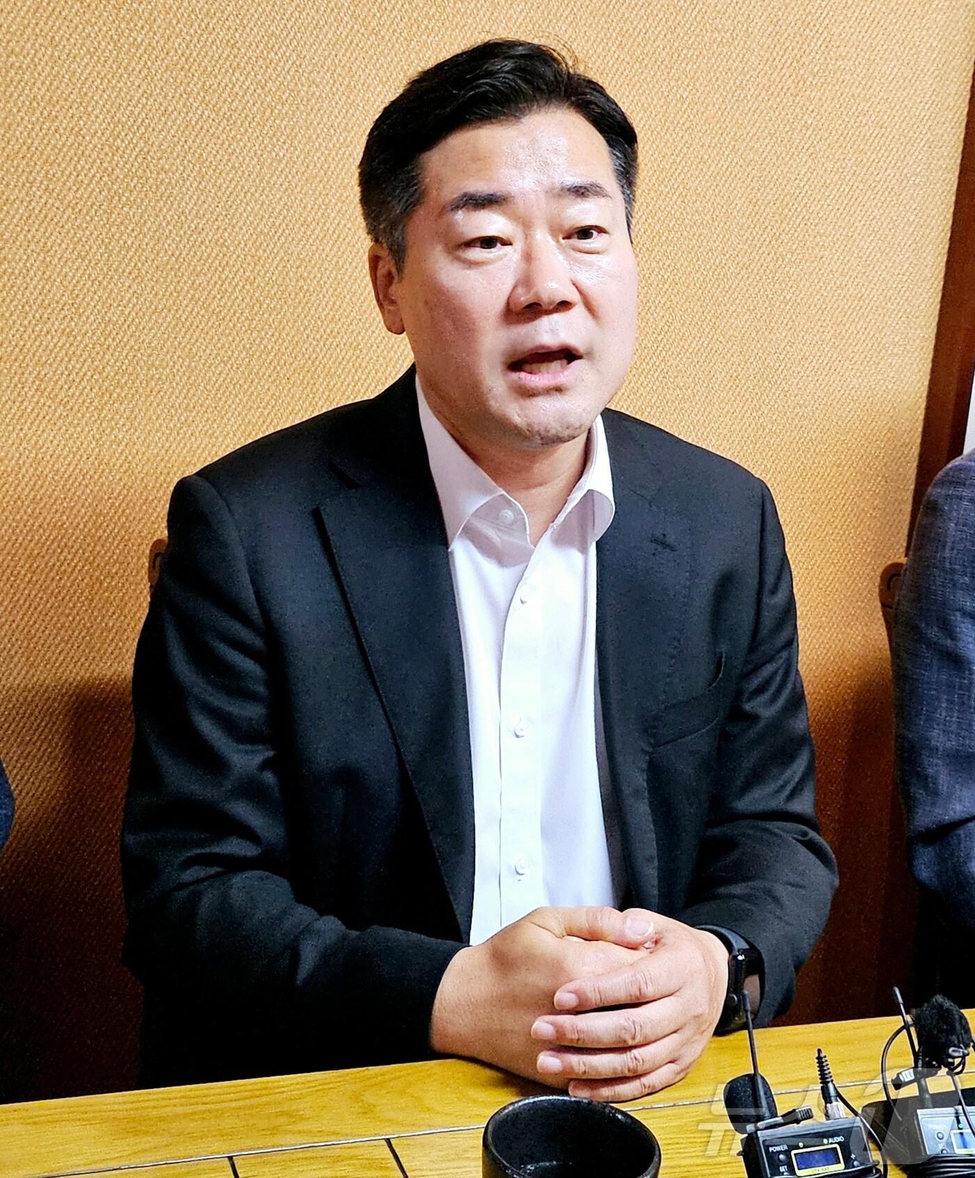 본문 이미지 - 더불어민주당 차기 대표 선거에 출마한 박찬대 의원&#40;인천 연수구갑&#41;이 14일 오전 대구 중구 삼덕동의 한 식당에서 열린 당원 간담회에서 취재진 질문에 답하고 있다. 2025.7.14/뉴스1 ⓒ News1 남승렬 기자