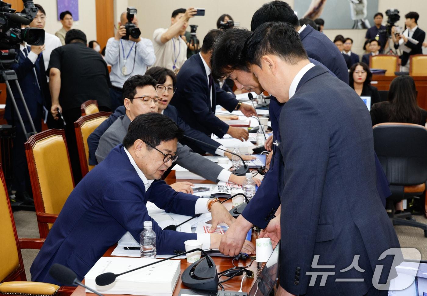 14일 오전 서울 여의도 국회 과학기술정보방송통신위원회에서 열린 배경훈 과학기술정보통신부 장관 후보자 인사청문회에서 최민희 위원장이 경위들에게 국회법에 따라 국민의힘 피켓을 뗄 것을 지시하자 김장겸(왼쪽부터), 박정훈, 박충권, 이상휘 의원이 항의하고 있다. ⓒ News1 안은나 기자