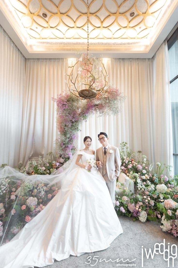 본문 이미지 - 방송인 김준호, 김지민 / 아이웨딩 제공