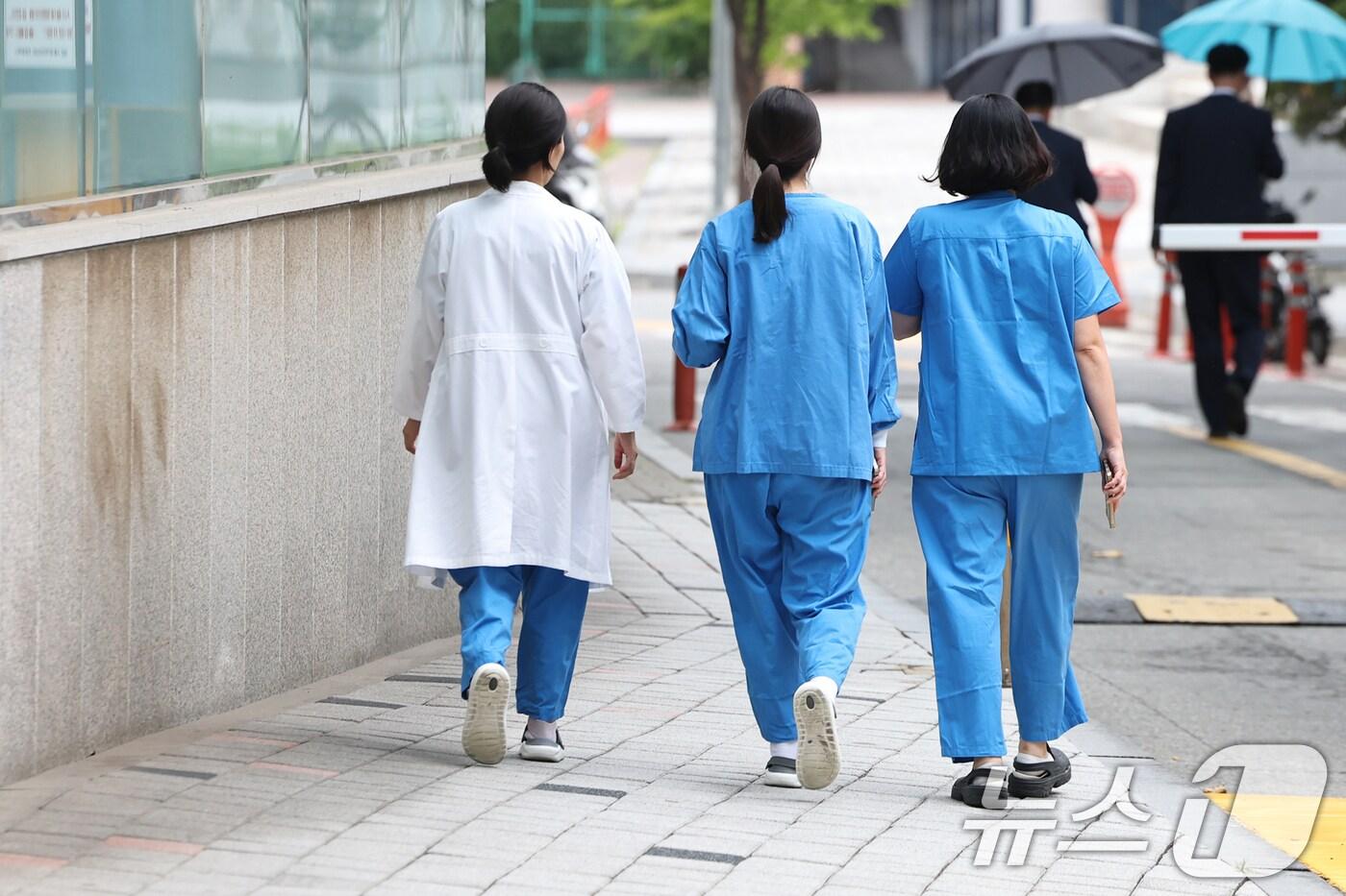 서울의 한 대학병원에서 의료진이 오가고 있다. 2025.7.14/뉴스1 ⓒ News1 민경석 기자
