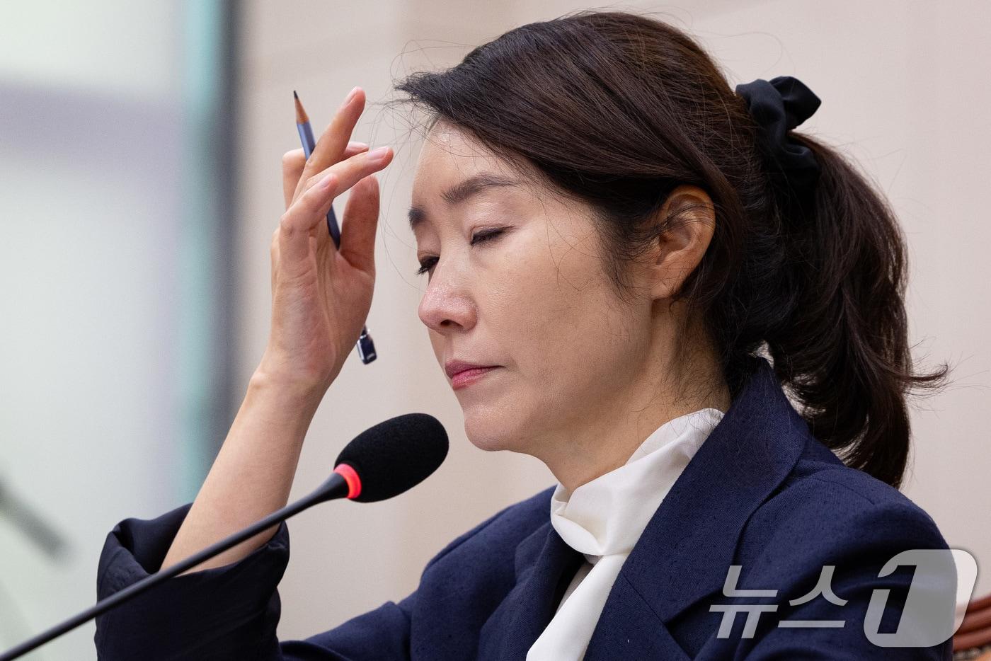 강선우 여성가족부 장관 후보자가 14일 서울 여의도 국회에서 열린 인사청문회에 출석해 의원 질의를 경청하며 머리카락을 쓸어 넘기고 있다. 2025.7.14/뉴스1 ⓒ News1 유승관 기자