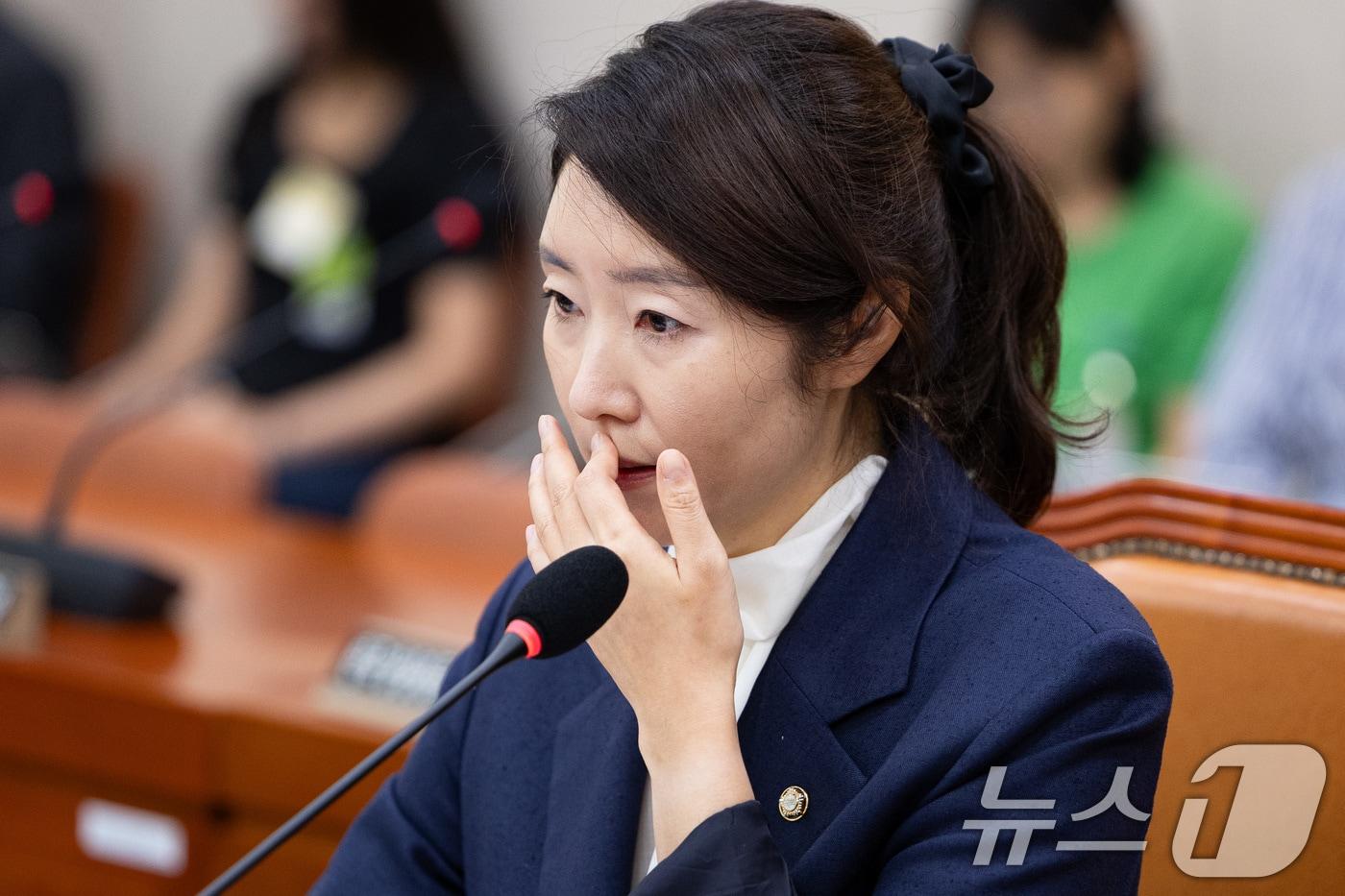 강선우 여성가족부 장관 후보자가 14일 서울 여의도 국회에서 열린 인사청문회에 출석해 의원 질의를 경청하며 얼굴을 매만지고 있다. 2025.7.14/뉴스1 ⓒ News1 유승관 기자