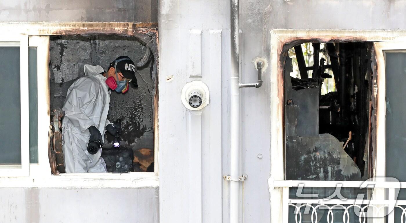 14일 80대 노모와 50대 큰아들이 숨진 부산 북구 만덕동의 한 아파트 화재 현장에서 소방당국과 경찰, 국립과학수사연구원 등 관계 기관이 합동감식을 벌이고 있다.  2025.7.14/뉴스1 ⓒ News1 윤일지 기자