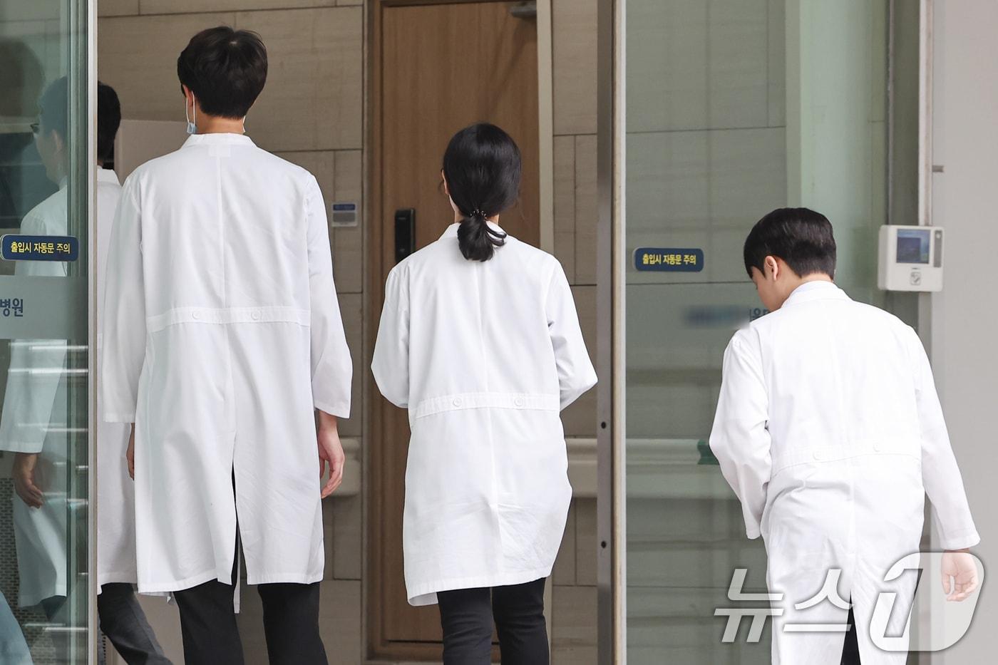 서울의 한 대학병원에서 의료진이 오가고 있다. /뉴스1 ⓒ News1 민경석 기자