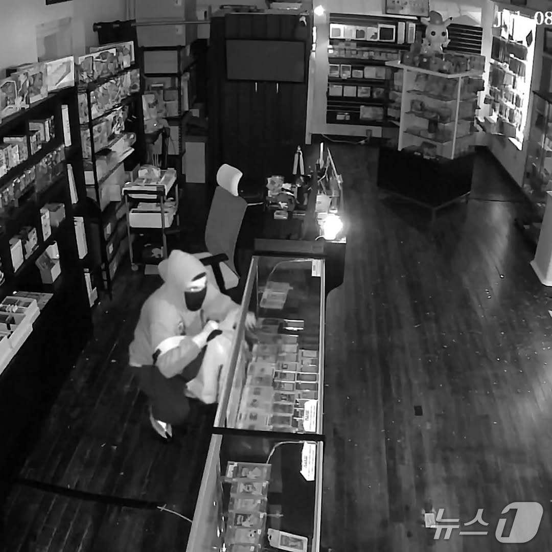 본문 이미지 - 8일(현지시간) 오전 2시 30분쯤 미국 매사추세츠 뉴베드퍼드에 위치한 수집품 판매점 '퍼스트 에디션 콜렉터블스'에 신원을 알 수 없는 남성이 침입해 11만 3000달러(약 1억 5600만 원) 상당의 희귀 포켄몬 카드 등을 훔쳐가는 사건이 발생했다. (사진=인스타그램 @1steditioncollectibles)