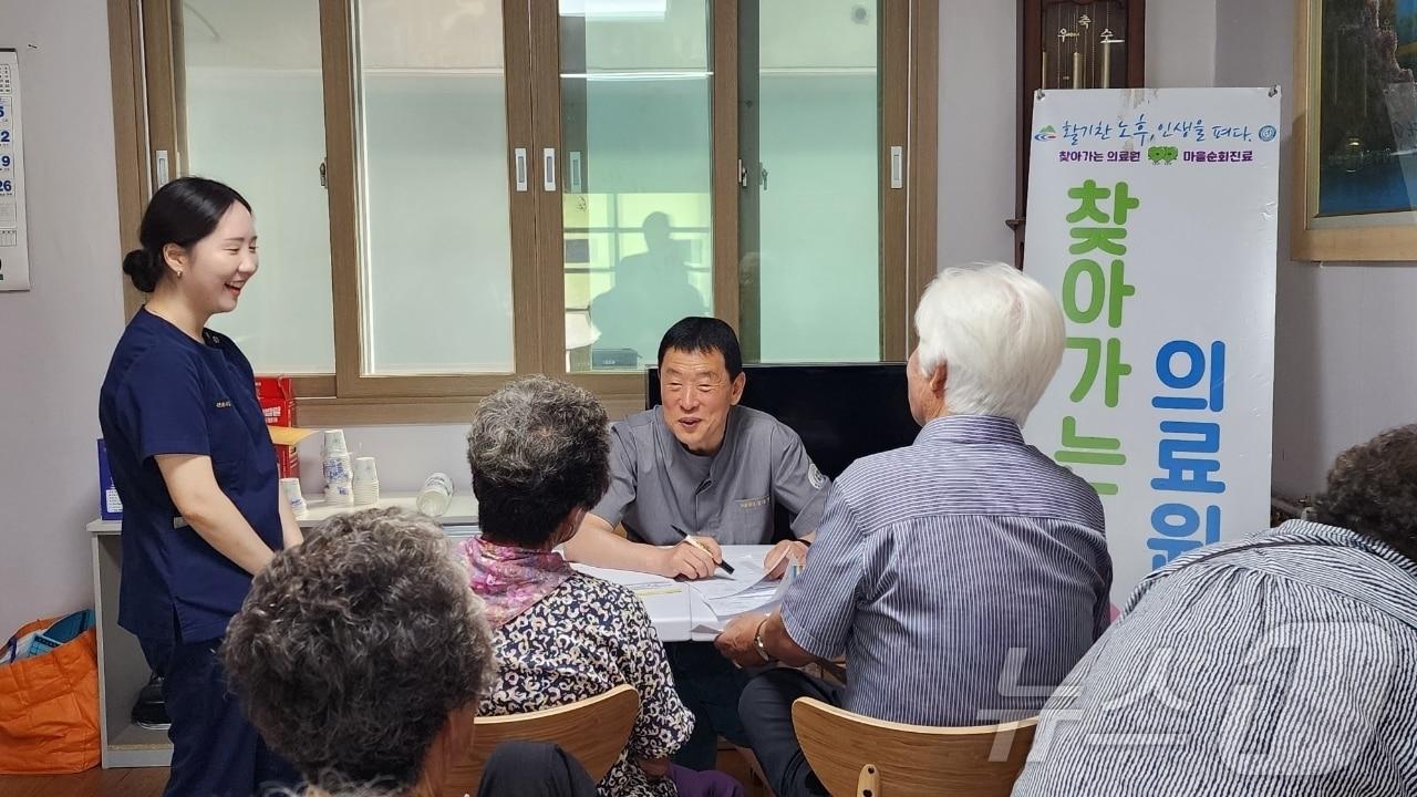 본문 이미지 - 청양군은 정산면 백곡 1리 마을회관에서 주민을 대상으로 ‘찾아가는 의료원’ 마을 순회 진료를 실시했다.  ⓒ 뉴스1 이동원 기자