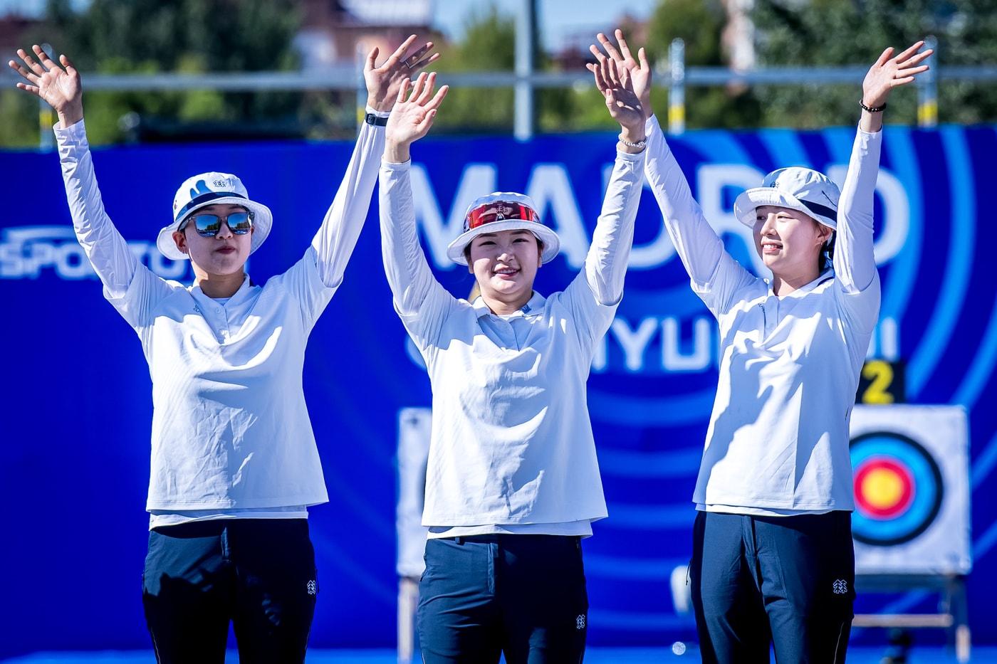 양궁 월드컵 4차 대회 리커브 여자 단체전 우승을 차지한 한국 여자 대표팀의 안산, 강채영, 임시현(왼쪽부터) (대한양궁협회 제공)