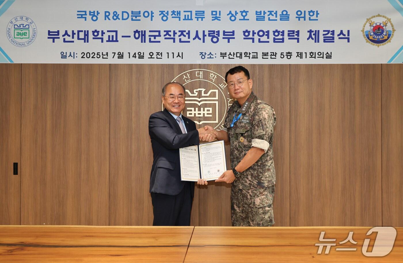 최재원 부산대 총장(왼쪽)과 황선우 해군작전사령관이 14일 부산 금정구 부산대학교 대학본부에서 국방과학기술 발전과 학·군 교류협력 활성화를 위한 업무협약을 체결한 뒤 기념촬영을 하고 있다. (부산대 제공. 재판매 및 DB 금지)