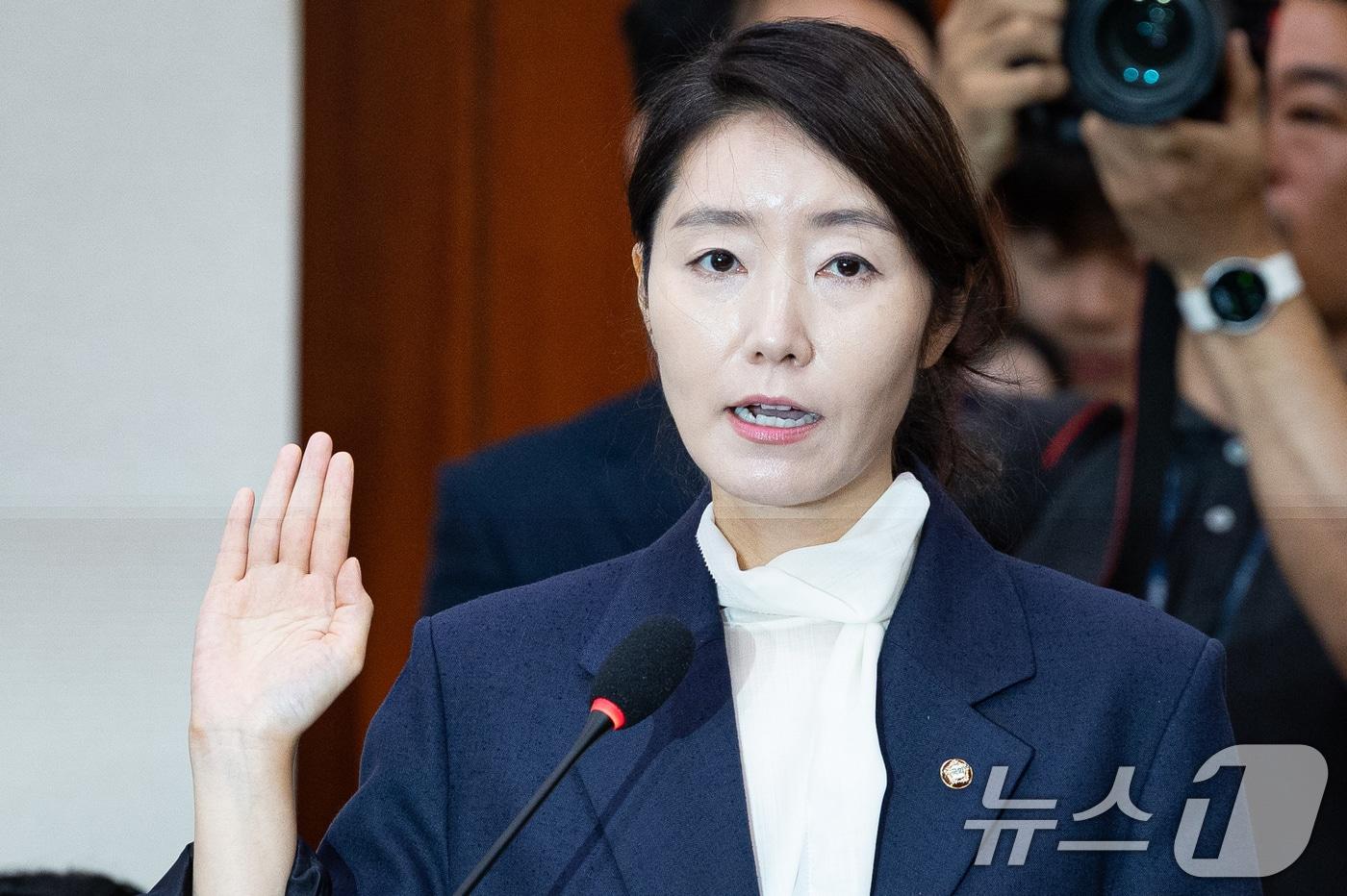 강선우 여성가족부 장관 후보자가 14일 서울 여의도 국회에서 열린 인사청문회에 출석해 선서하고 있다. 2025.7.14/뉴스1 ⓒ News1 유승관 기자