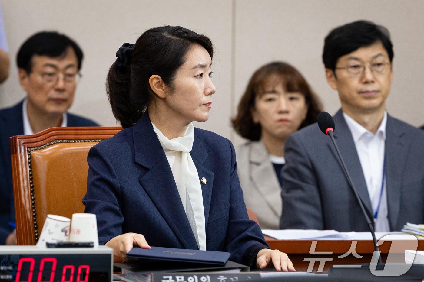 강선우 여성가족부 장관 후보자가 14일 서울 여의도 국회에서 열린 인사청문회에 출석해 선서를 위해 발언대로 향하고 있다. 2025.7.14/뉴스1 ⓒ News1 유승관 기자