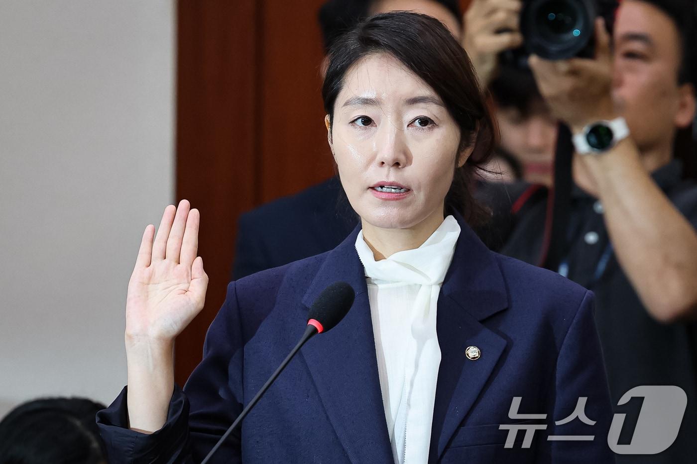 강선우 여성가족부 장관 후보자가 14일 서울 여의도 국회에서 열린 인사청문회에 출석해 선서하고 있다. 2025.7.14/뉴스1 ⓒ News1 유승관 기자