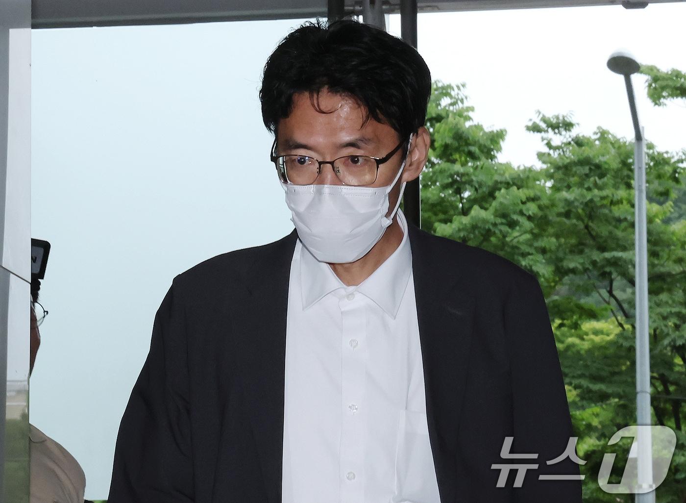 본문 이미지 - 이충면 전 대통령실 국가안보실 외교비서관이 14일 오후 서울 서초구에 마련된 순직해병 특검 사무실에서 참고인 조사를 받기 위해 특검 사무실로 향하고 있다. 특검팀은 이 전 비서관을 상대로 윤석열 전 대통령이 격노했다는 국가안보실 회의 당시 상황을 조사할 계획이다. 2025.7.14/뉴스1 ⓒ News1 장수영 기자