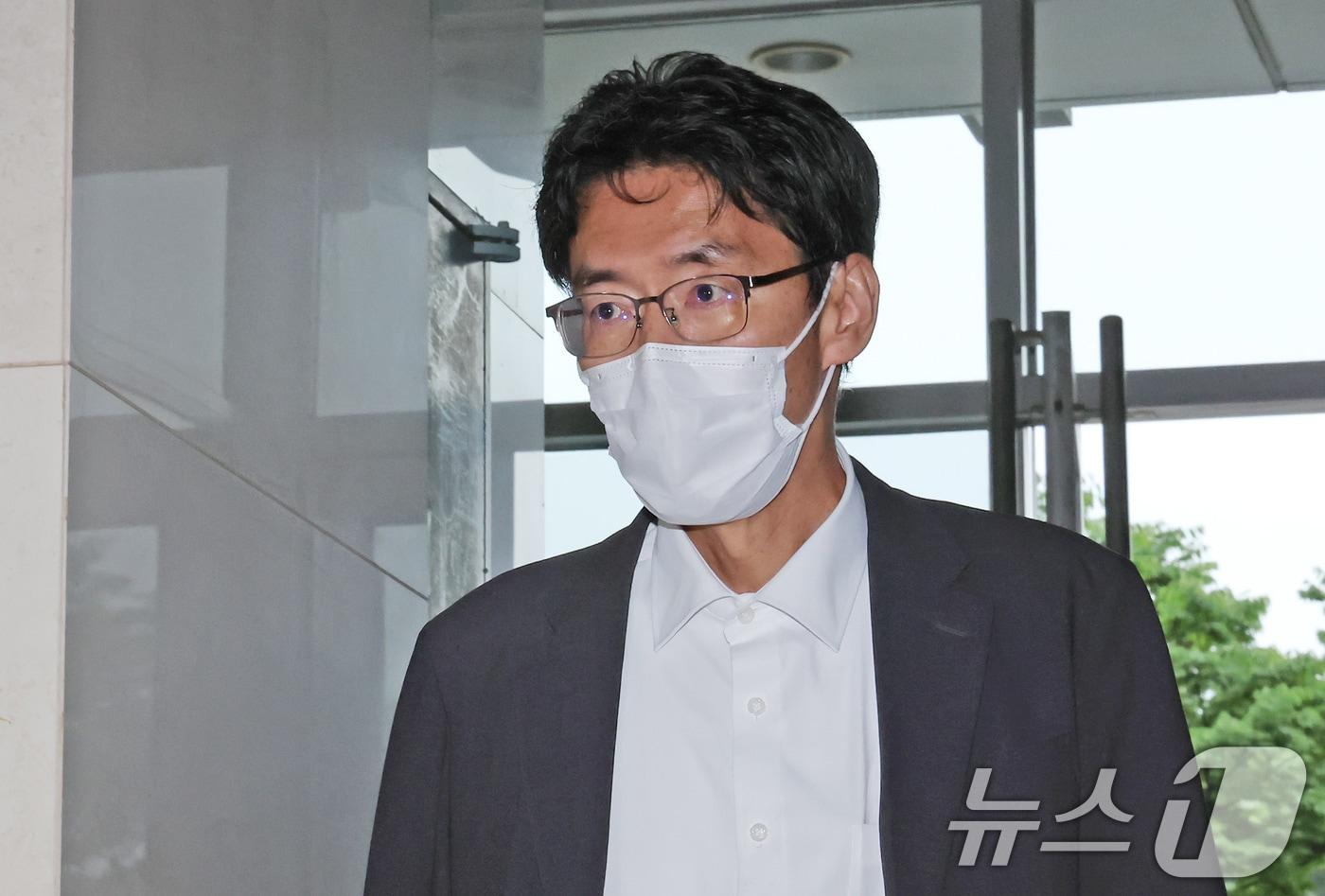 이충면 전 대통령실 국가안보실 외교비서관이 14일 오후 서울 서초구에 마련된 순직해병 특검 사무실에서 참고인 조사를 받기 위해 특검 사무실로 향하고 있다. 특검팀은 이 전 비서관을 상대로 윤석열 전 대통령이 격노했다는 국가안보실 회의 당시 상황을 조사할 계획이다. 2025.7.14/뉴스1 ⓒ News1 장수영 기자