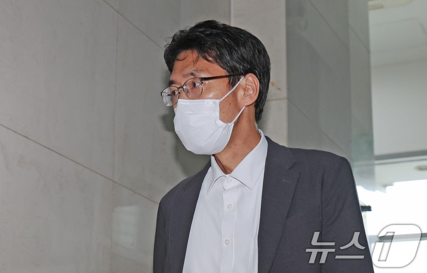 이충면 전 대통령실 국가안보실 외교비서관이 14일 오후 서울 서초구에 마련된 순직해병 특검 사무실에서 참고인 조사를 받기 위해 특검 사무실로 향하고 있다. 특검팀은 이 전 비서관을 상대로 윤석열 전 대통령이 격노했다는 국가안보실 회의 당시 상황을 조사할 계획이다. 2025.7.14/뉴스1 ⓒ News1 장수영 기자