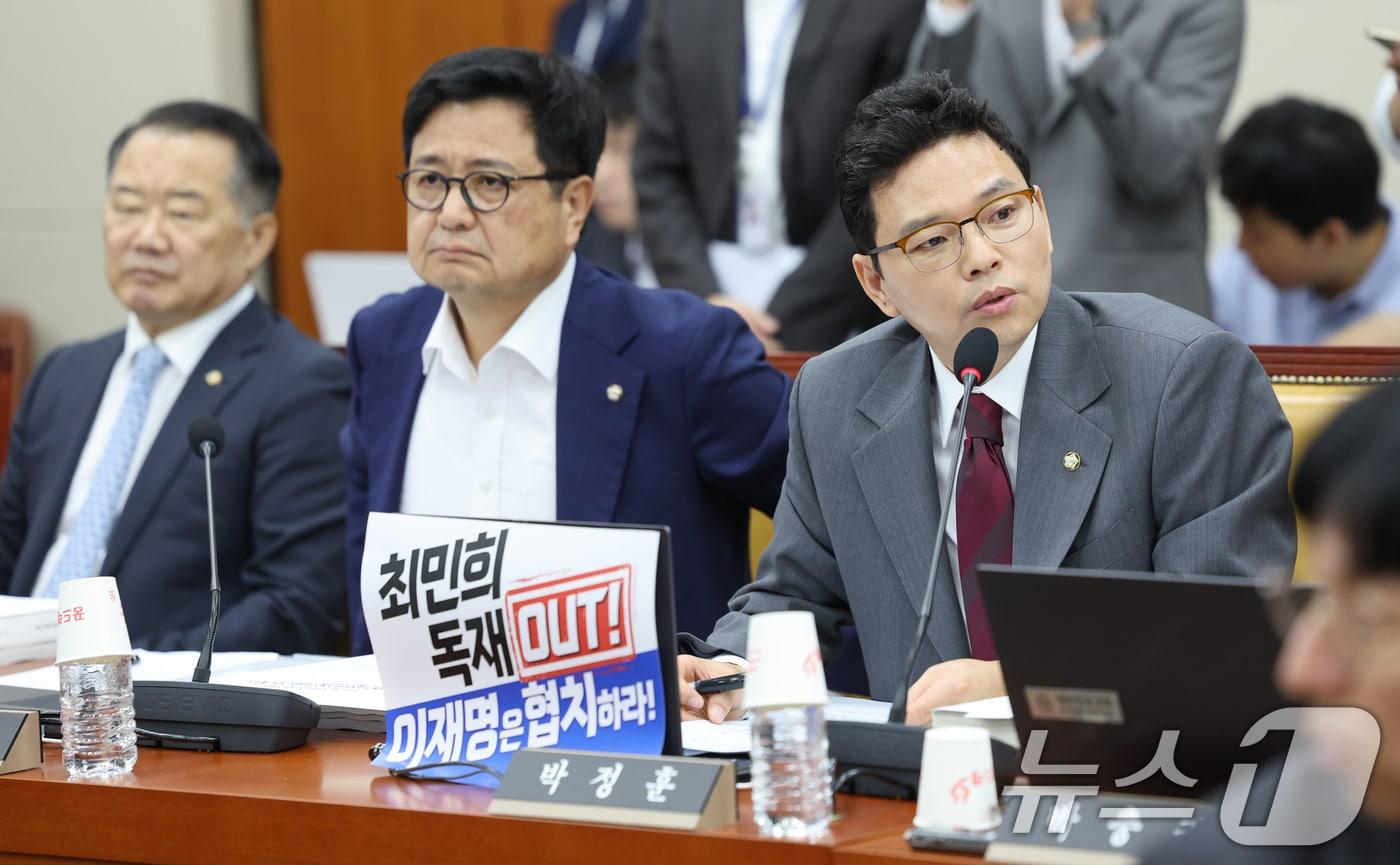 박정훈 국민의힘 의원이 지난 7월 14일 오후 서울 여의도 국회 과학기술정보방송통신위원회에서 열린 배경훈 과학기술정보통신부 장관 후보자 인사청문회에서 최민희 과방위원장을 비판하는 피켓을 붙인채 질의하고 있다. 2025.7.14/뉴스1 ⓒ News1 안은나 기자