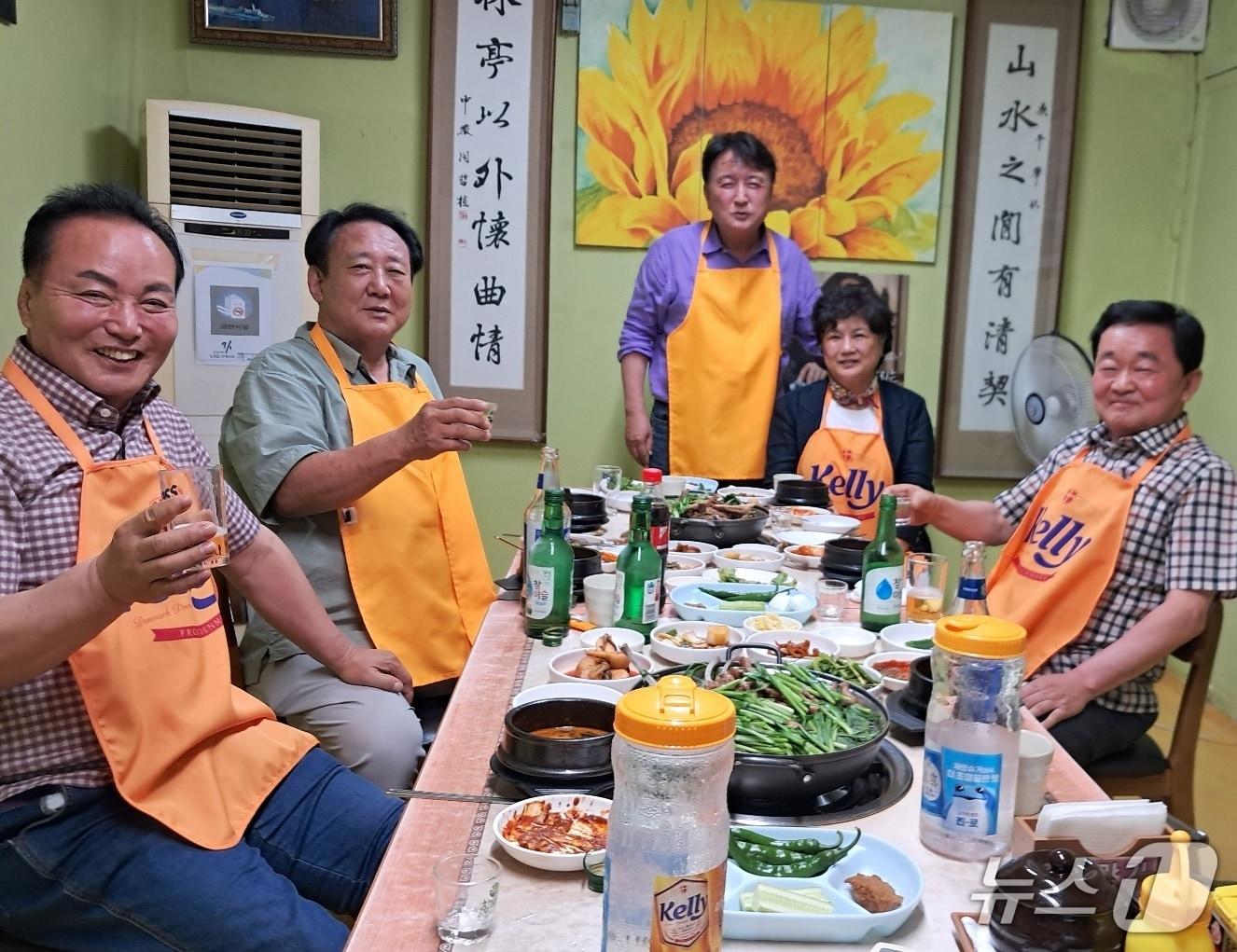 본문 이미지 - 김영환 충북지사가 지난 12일 청주시의원들과 음주를 겸한 간담회를 하고 있다. (독자 제공)