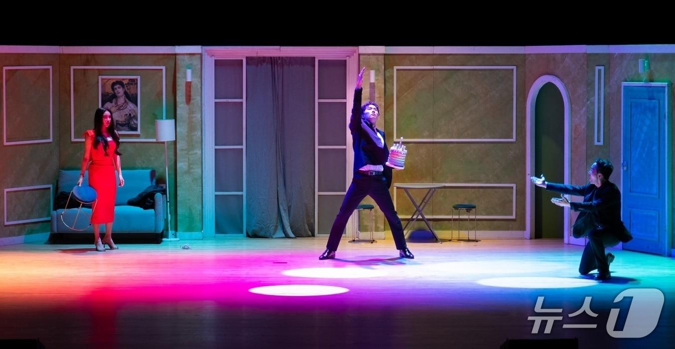 본문 이미지 - 광양제철소가 백운아트홀에서 대학로 연극  '행오버'가 공연되고 있다(광양제철소 제공) 