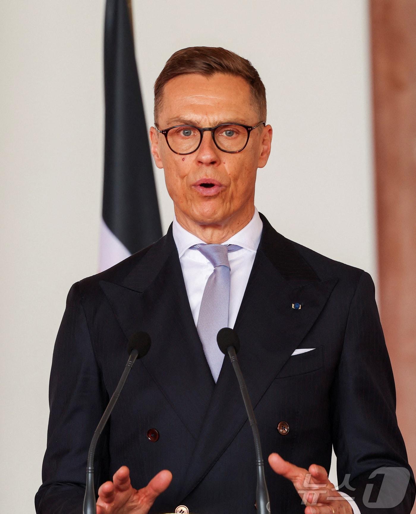 본문 이미지 - 5월 12일(현지시간) 알렉산데르 스투브 핀란드 대통령이 케냐 나이로비 국빈 방문 중 열린 공동기자회견에 참석해 발언하고 있다. 2025.05.12. ⓒ 로이터=뉴스1 ⓒ News1 윤다정 기자