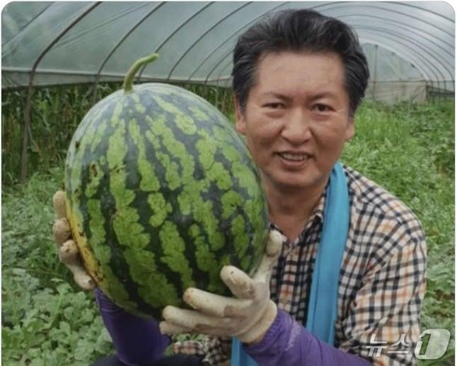 본문 이미지 -  2016년 여름 농사지은 왕수박을 손에 들어 보이고 있는 정청래 더불어민주당 의원. &#40;SNS 갈무리&#41; ⓒ 뉴스1