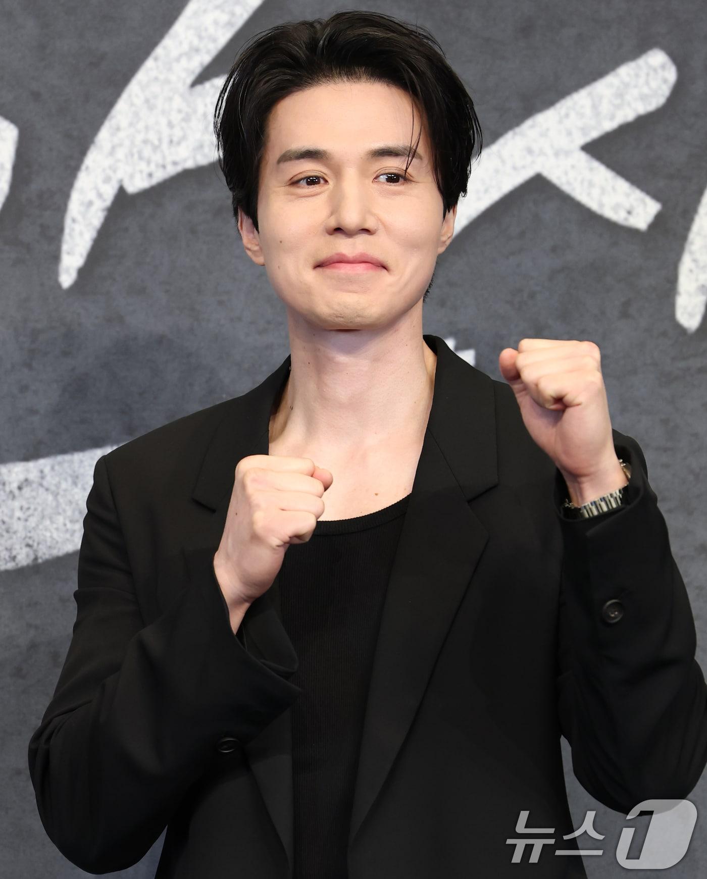 본문 이미지 - 배우 이동욱이 14일 오후 서울 구로구 더링크서울 호텔에서 열린 JTBC 드라마 ‘착한 사나이’ 제작발표회에 참석해 포즈를 취하고 있다. ‘착한 사나이’는 건달 3대 집안 장손 ’석철’(이동욱 분)이 가족과 직장, 사랑을 지키기 위해 겪는 파란만장 사건들을 웃음과 눈물로 그려낸 드라마다. 2025.7.14/뉴스1 ⓒ News1 권현진 기자