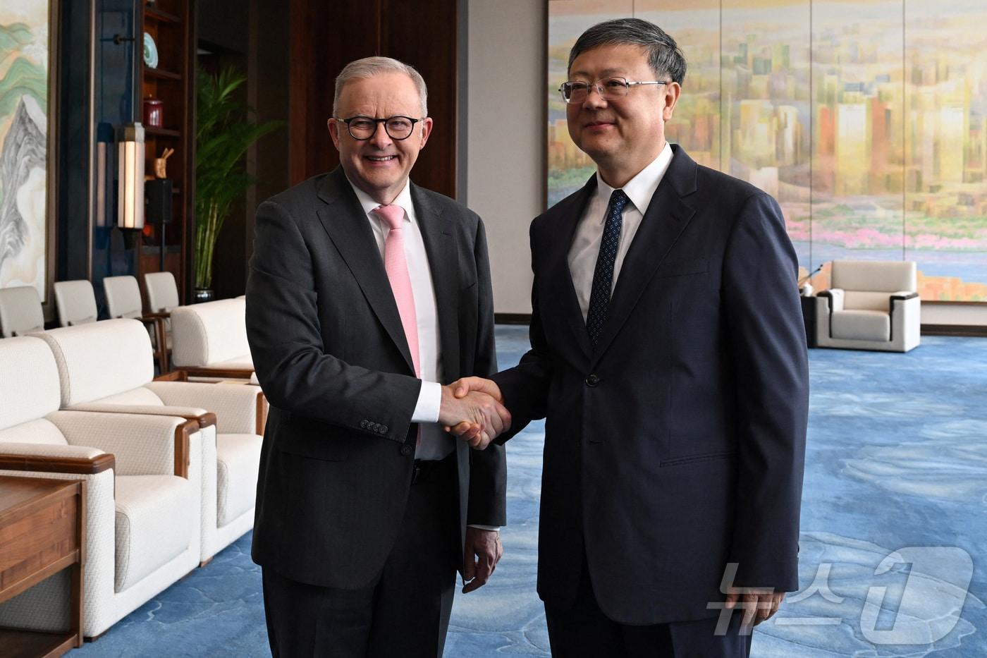 13일 앤서니 앨버니지 호주 총리가 중국 상하이에서 천지닝 상하이시 당위원회 서기와 악수하고 있다. 2025.07.13 ⓒ 로이터=뉴스1 ⓒ News1 김지완 기자