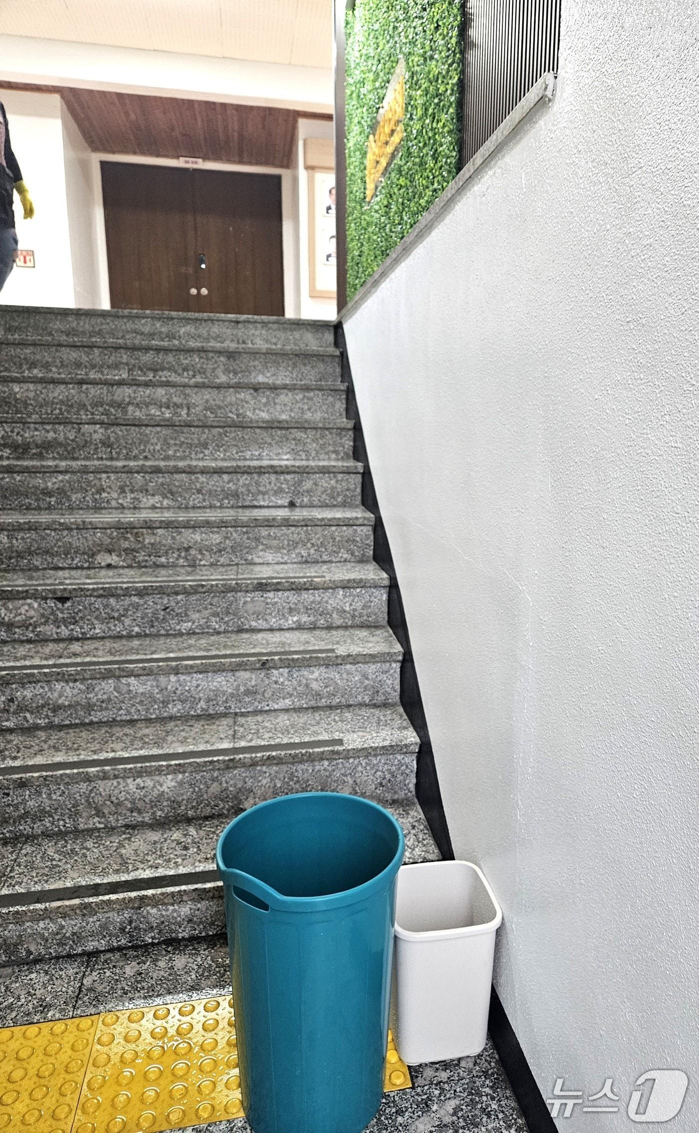 본문 이미지 - 빗물이 청사 내부로 새는 제천시의회.2025.7.14./뉴스1 ⓒ News1 손도언 기자 