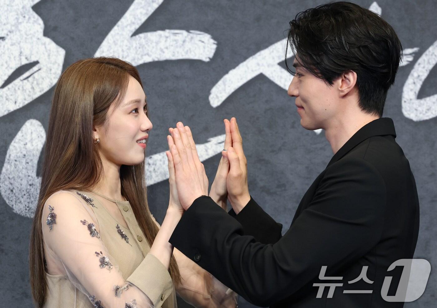 배우 이성경과 이동욱(오른쪽)이 14일 오후 서울 구로구 더링크서울 호텔에서 열린 JTBC 드라마 ‘착한 사나이’ 제작발표회에 참석해 포즈를 취하고 있다. ‘착한 사나이’는 건달 3대 집안 장손 ’석철’(이동욱 분)이 가족과 직장, 사랑을 지키기 위해 겪는 파란만장 사건들을 웃음과 눈물로 그려낸 드라마다. 2025.7.14/뉴스1 ⓒ News1 권현진 기자