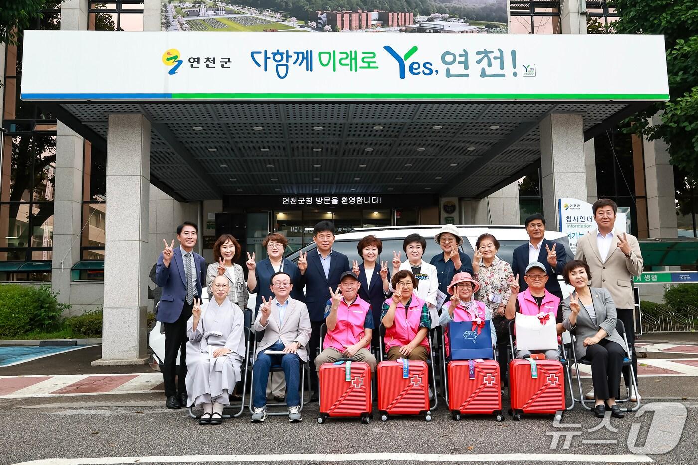 14일 연천군청 앞에서 열린 독거 어르신 고향 방문 지원 &#39;고향애 프로젝트&#39; 출발식에서김덕현 연천군수와 김미경 연천군의회 의장을 비롯한 연천군의회 의원, 임은금 연천군여성단체협의회장, 문성엽 연천군노인복지관 운영위원장, 김문대 회원대표위원장이 참가자들과 함께 기념촬영을 하고 있다. &#40;연천군 제공, 재판매 및 DB금지&#41;