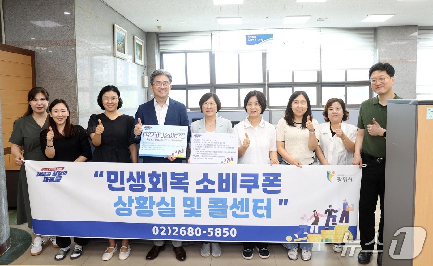 정순욱 광명시 부시장(왼쪽 네 번째)이 전담 콜센터 운영 현황 전반을 둘러보기 위해 방문한 모습.(광명시 제공)