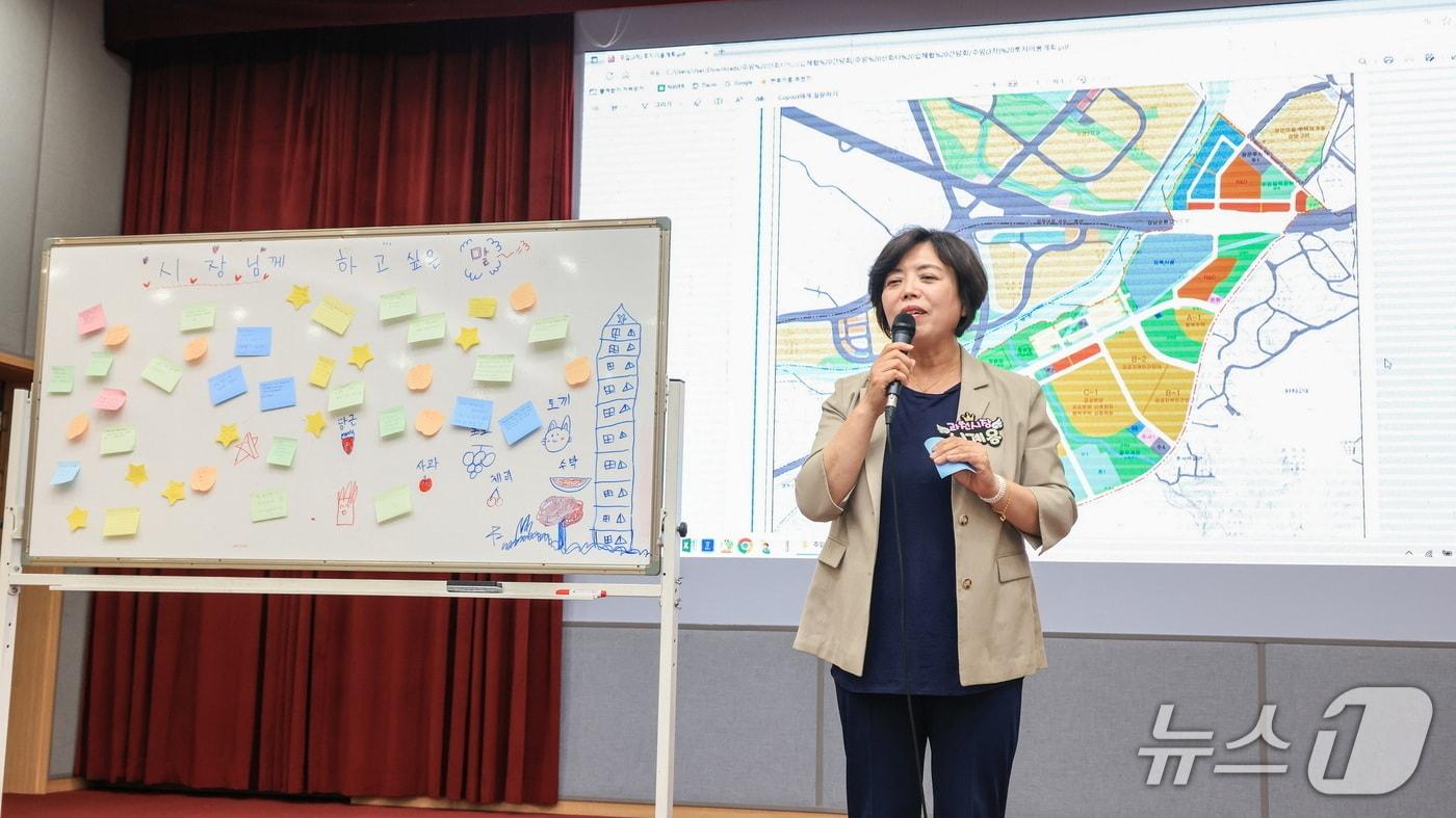 신계용 과천시장이 주암지구 신혼희망타운 C2블록 사전청약 당첨자들과 간담회를 가지고 있다.(과천시 제공)