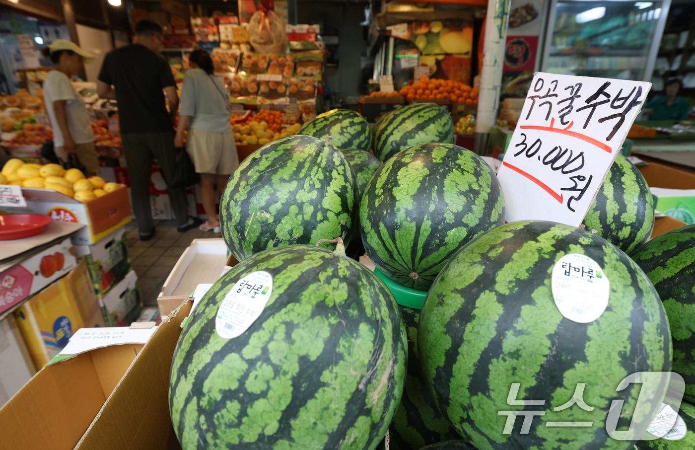 역대급 무더위와 이상고온이 작황과 어획량에 영향을 미치며 폭염에 따른 물가 상승을 뜻하는 &#39;히트플레이션&#40;폭염+인플레이션&#41;&#39; 우려가 커지고 있는 가운데 14일 경기 수원시 팔달구 못골시장에 과일이 진열되어 있다. 2025.7.14/뉴스1 ⓒ News1 김영운 기자
