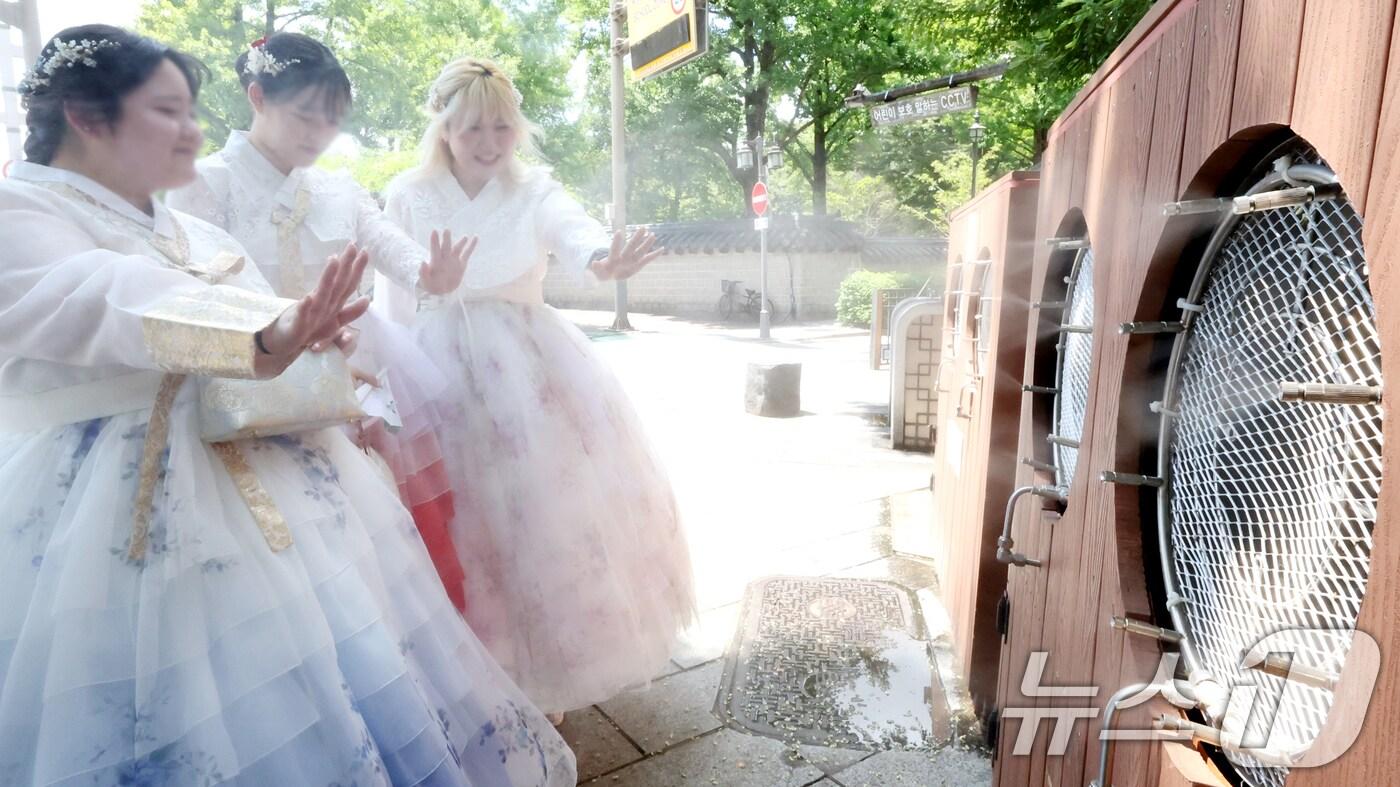 14일 전북 전주시 한옥마을 태조로에서 관광객들이 쿨링포그 앞에서 더위를 식히고 있다. 2025.7.14/뉴스1 ⓒ News1 유경석 기자